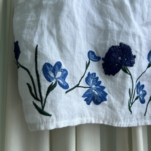 Club Monaco - size medium - white tank top 100% linen w beautiful blue flowers - Picture 2 of 5